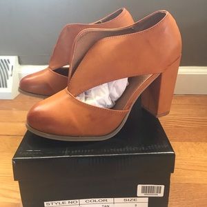 Mata Cut our Ankle Bootie Size 9